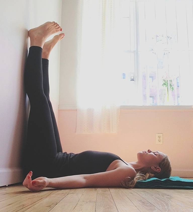Bài tập Yoga với tư thế gác chân lên tường tốt cho người bị trầm cảm