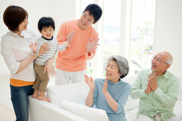 Cha mẹ cùng bàn luận với ông bà về cách dạy con cháu