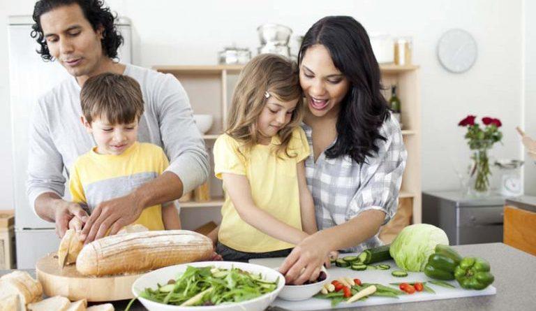 cả nhà cùng vào bếp nấu nướng