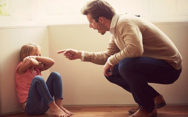 làm sao để xoa dịu tổn thương khi lỡ đánh mắng con