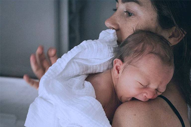 Mẹ sau sinh dễ bị trầm cảm vì con quấy khóc