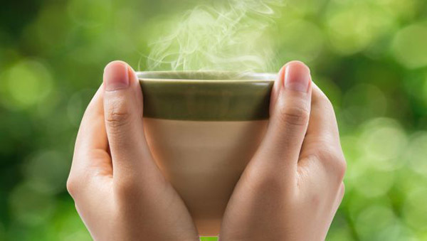 day con cẩn thận với nước nóng