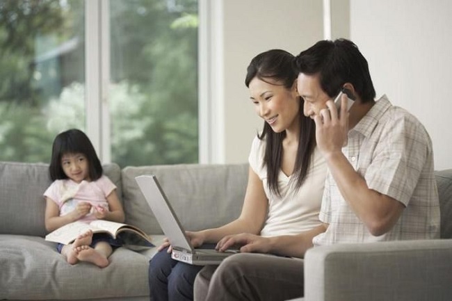bố mẹ suốt ngày ôm điện thoại