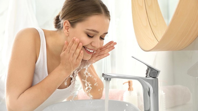 Cách giảm stress chỉ trong 30s nhờ rửa mặt bằng nước mát