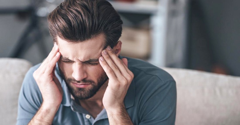 đau đầu thường xuyên cảnh báo bạn đang bị stress nghiêm trọng