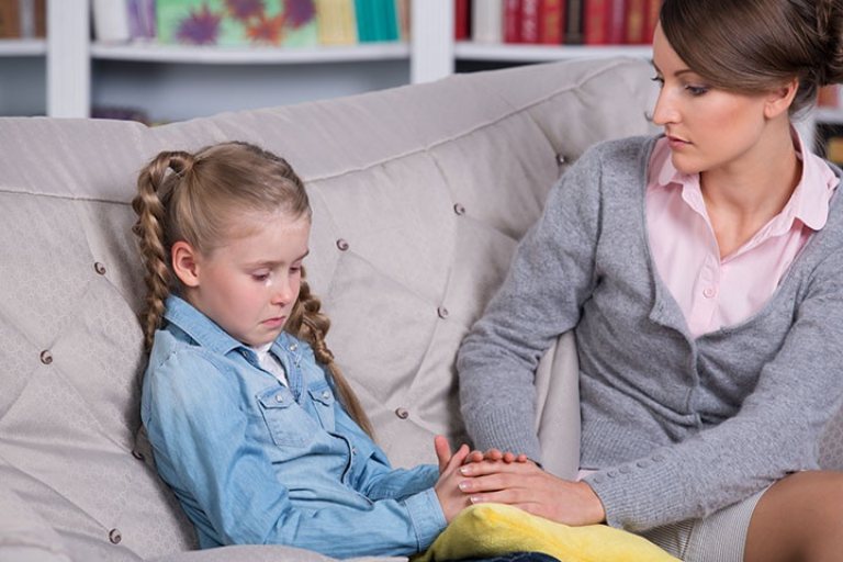 Phụ Huynh Nên Làm Gì Khi Con Trẻ Bị Trầm Cảm?