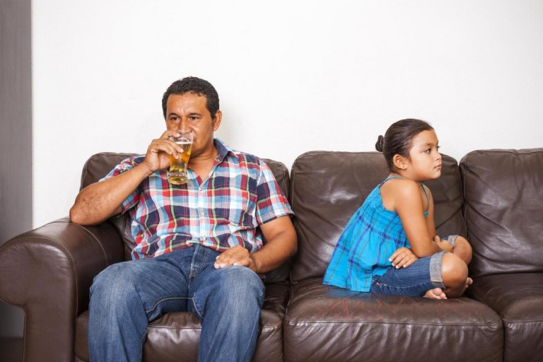 Cha mẹ độc hại (Toxic Parents) - Nghiện rượu