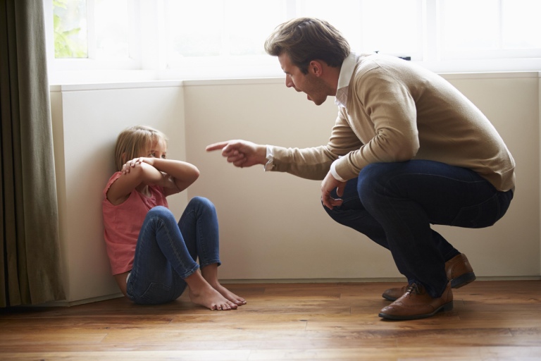 dấu hiệu nhận biết cha mẹ độc hại
