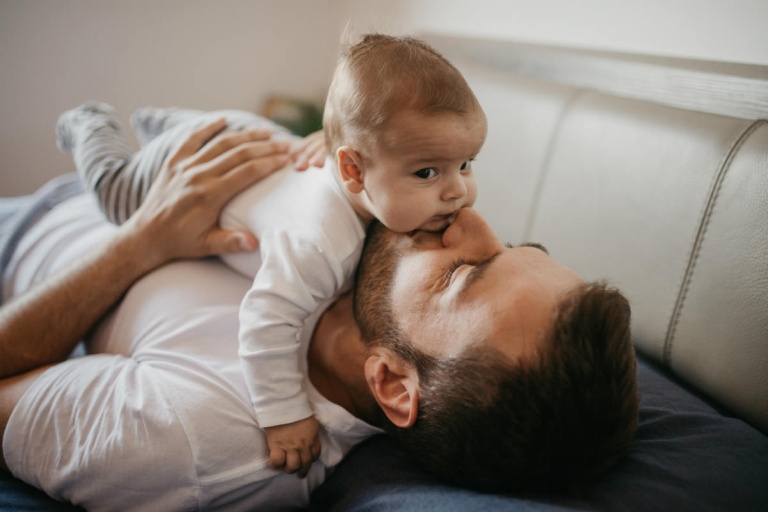 chia sẻ việc chăm con với vợ