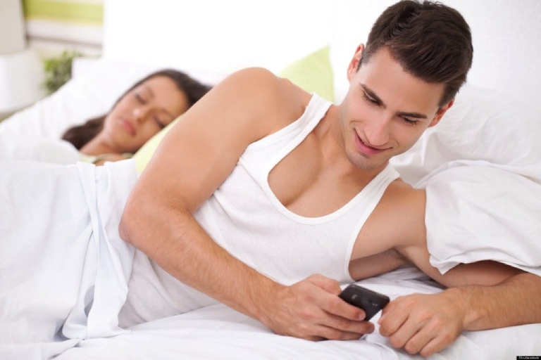 Biểu hiện đàn ông ngoại tình tư tưởng thường lén lút với chiếc điện thoại