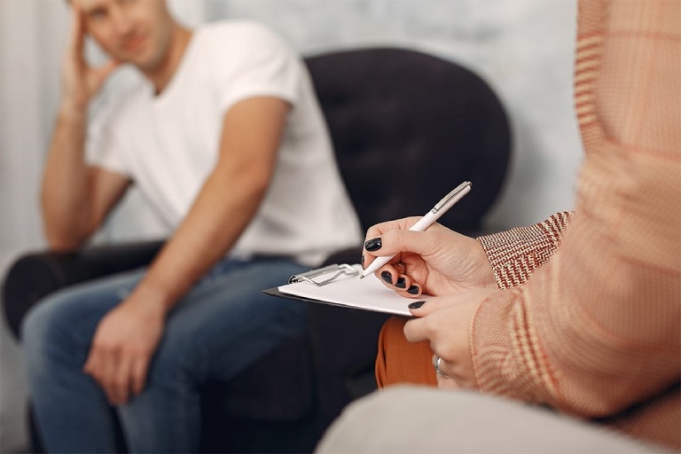 điều trị chứng sợ giao tiếp xã hội