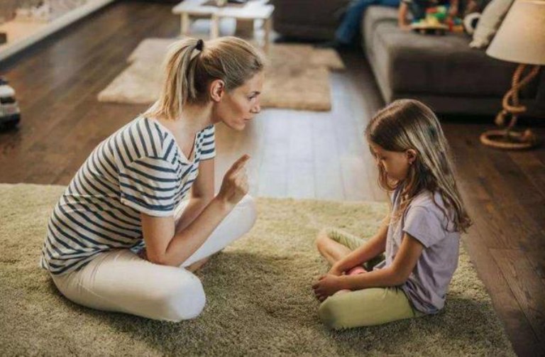Tổn Thương Khi Bị Gia Đình Khinh Thường