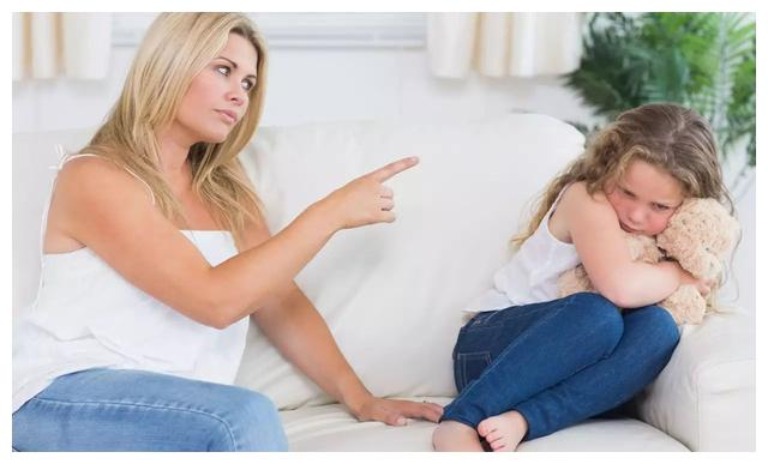 Tổn Thương Khi Bị Gia Đình Khinh Thường