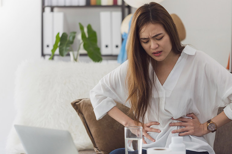 Người bị căng thẳng, stress đau dạ dày thường có triệu chứng đau bụng, đầy hơi, khó tiêu