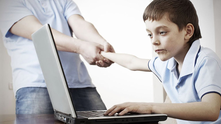hậu quả của việc nghiện game online Tác hại của việc nghiện game đối với học sinh là giảm sút kết quả học tập, lãng phí thời gian, tiền bạc