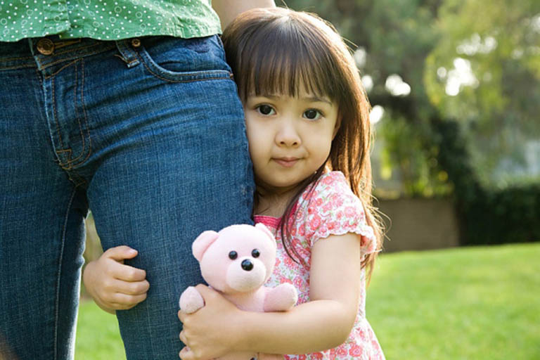 cha mẹ bảo bọc quá mức khiến con tự ti