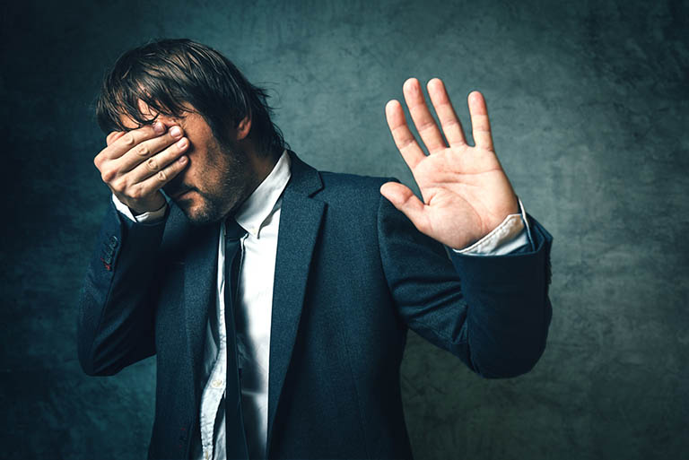 sợ gặp người lạ vì nhút nhát