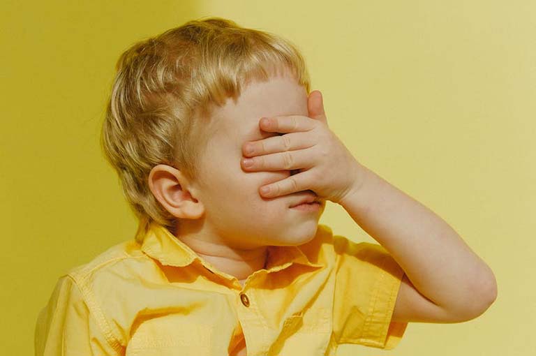 Biểu hiện của trẻ nhút nhát Biểu hiện của trẻ nhút nhát