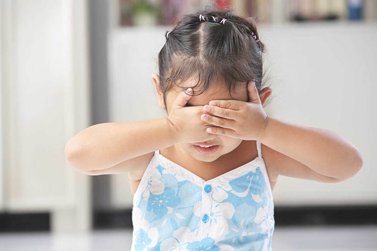 Biểu hiện của trẻ nhút nhát Biểu hiện của trẻ nhút nhát