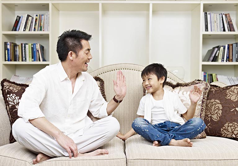trẻ nhút nhát thiếu tự tin trẻ nhút nhát thiếu tự tin