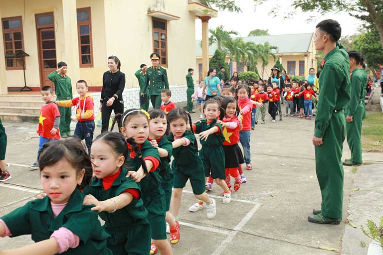 Cách giúp trẻ tự tin trước đám đông