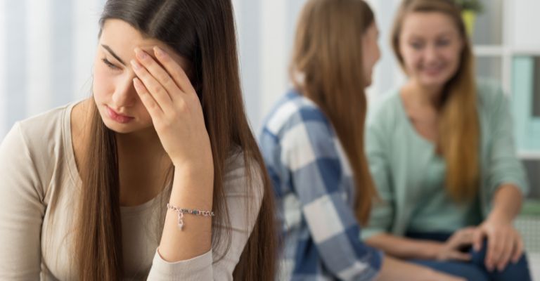 sợ giao tiếp với bạn bè