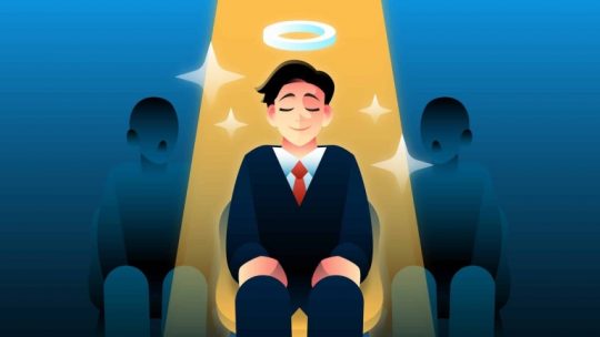 Hoàn thiện về nhân cách Ngoại hình là thứ gây ấn tượng tức thời nhưng nhân cách mới là thứ giúp bạn giữ được hiệu ứng hào quang mãi mãi. Một người dù xinh xắn đến đâu nhưng tính cách lúc nào cũng cáu gắt, không biết giúp đỡ người khác, thờ ơ với sự thống khổ, luôn ích kỷ sẽ không thể nào giữ mãi hình ảnh tốt đẹp trong mắt những người xung quanh được. giá trị này sẽ dần bị bạo mòn mà thôi. Kể cả khi bạn không có ngoại hình quá xuất sắc hay tài năng cũng chẳng hơn người nhưng chỉ cần bạn sống một cách hết mình, chân thành với mọi người, luôn biết giúp đỡ mọi người, hài hước thì chắc chắn vẫn sẽ luôn được yêu quý, vẫn có thể thành công trong công việc. Giá trị bạn tạo ra lâu dài mới chính là hào quang vĩnh cửu.