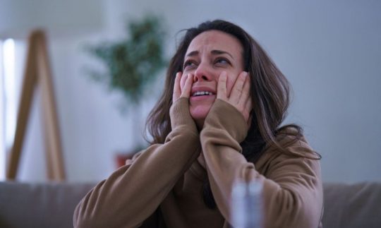 hay khóc một mình là yếu đuối hay mắc bệnh