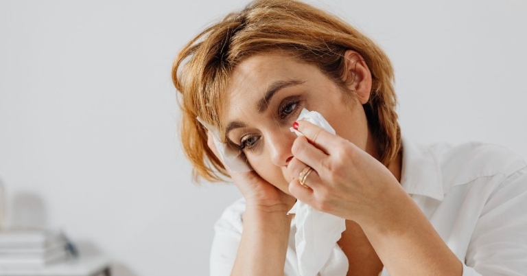 hay khóc một mình là yếu đuối hay mắc bệnh