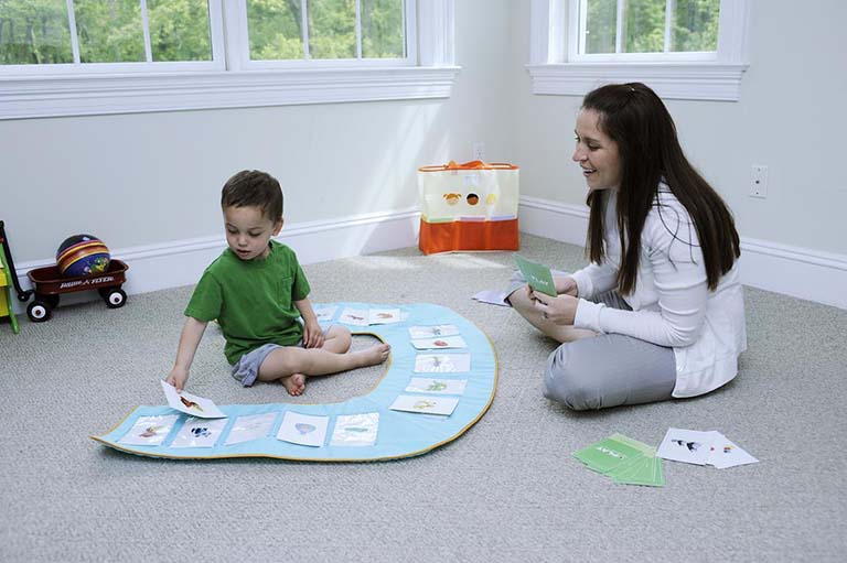 trẻ hay nói lẩm bẩm một mình trẻ hay nói lẩm bẩm một mình