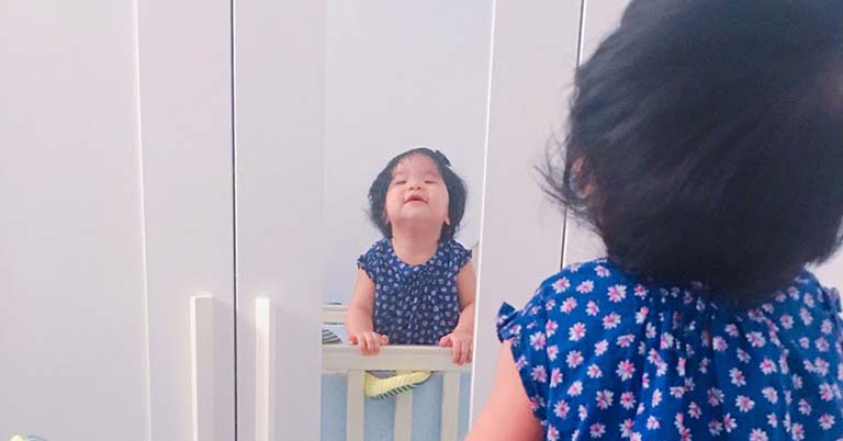 trẻ hay nói lẩm bẩm một mình trẻ hay nói lẩm bẩm một mình