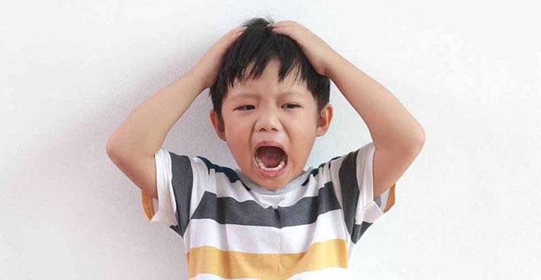 trẻ hay nói lẩm bẩm một mình trẻ hay nói lẩm bẩm một mình