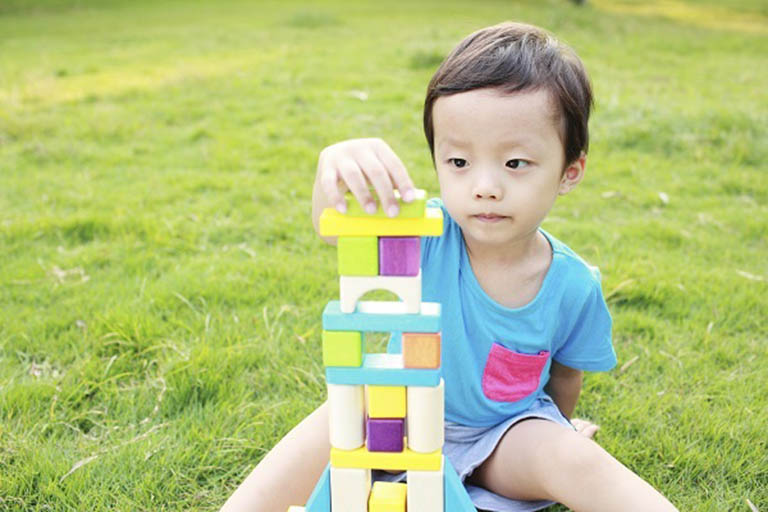 trẻ tự kỷ có hay cười không