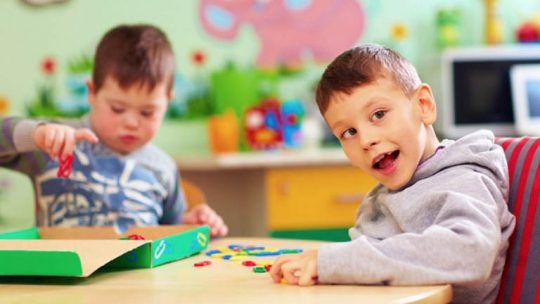 trẻ tự kỷ có hay cười không