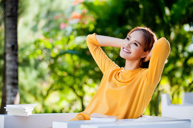 Tự nhiên cười một mình