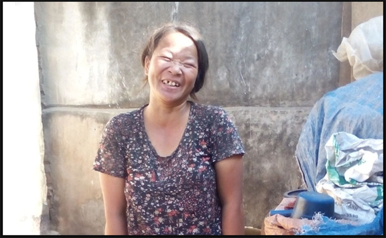Tự nhiên cười một mình