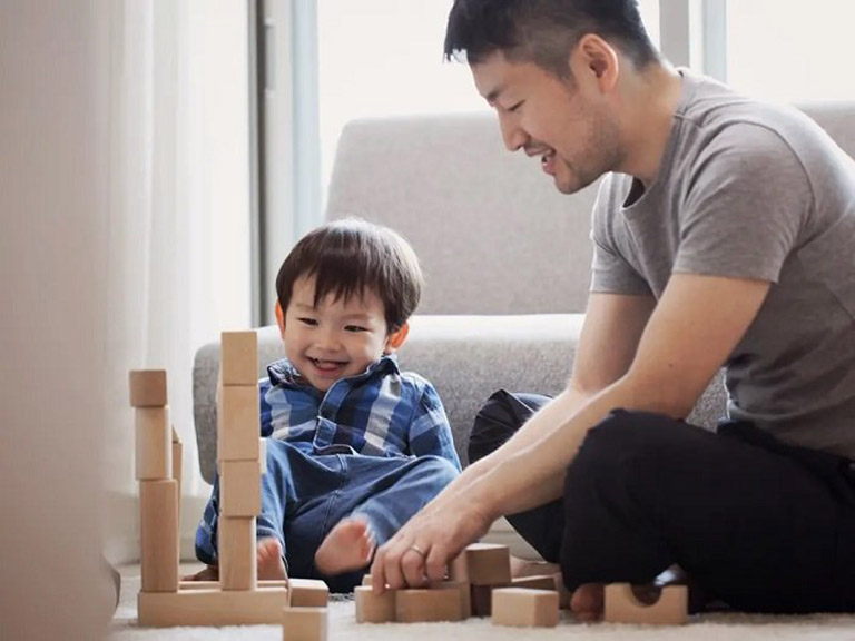 đồ chơi cho bé chậm nói
