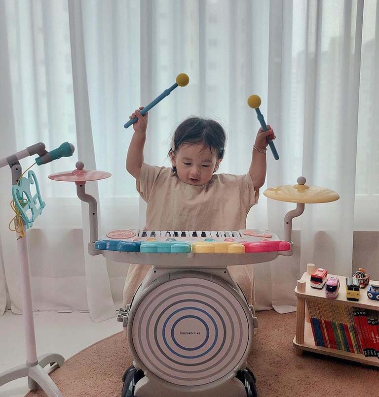trẻ chậm nói chơi đồ chơi