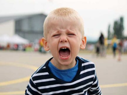 Trẻ chậm nói hay la hét