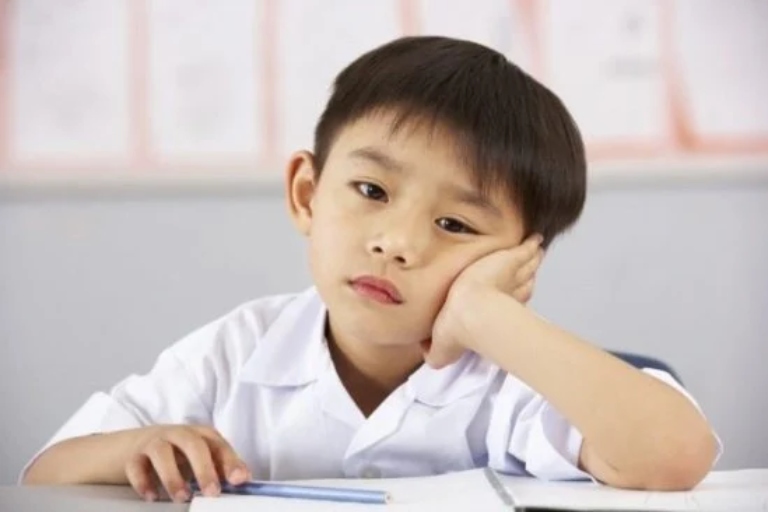 Hậu quả trẻ nghiện điện thoại