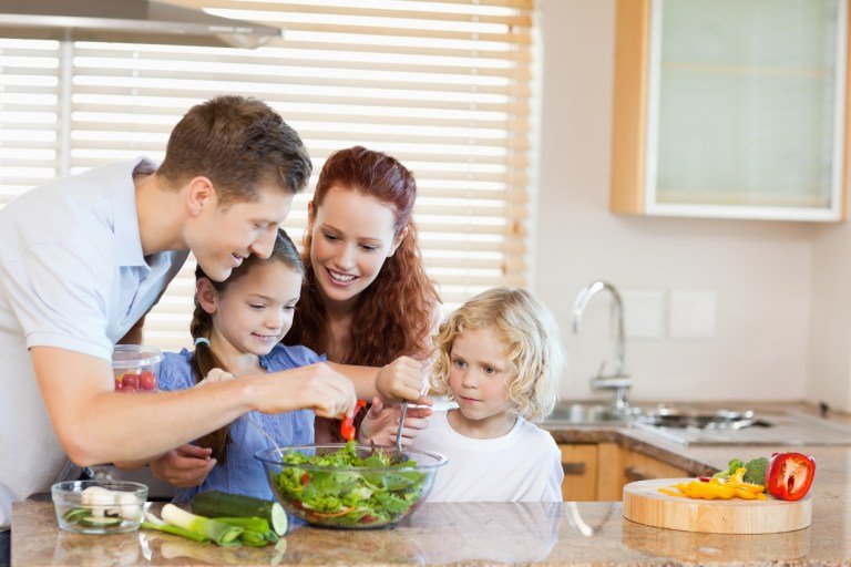 Cách cai nghiện điện thoại cho trẻ