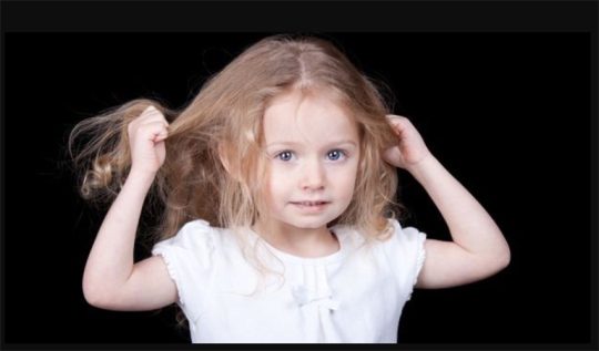 Trẻ tự làm đau mình là gi?