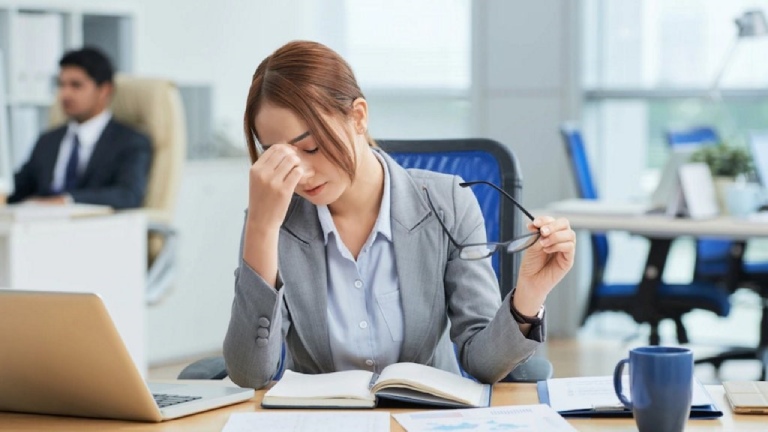 Ảnh hưởng của thao túng tâm lý nơi công sở.