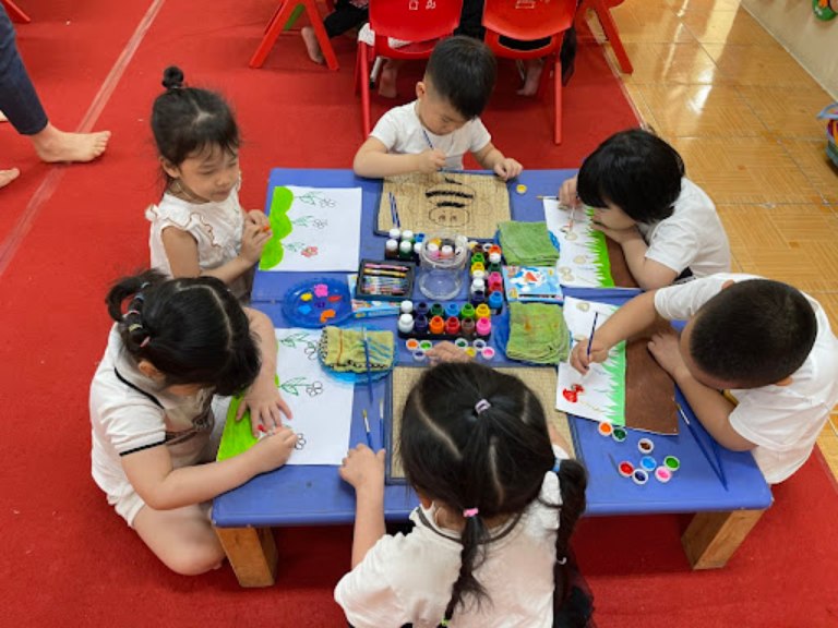 Cách can thiệp khi trẻ có dấu hiệu tự làm đau mình.