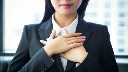 đặt tay lên ngực thì khi mất bình tĩnh
