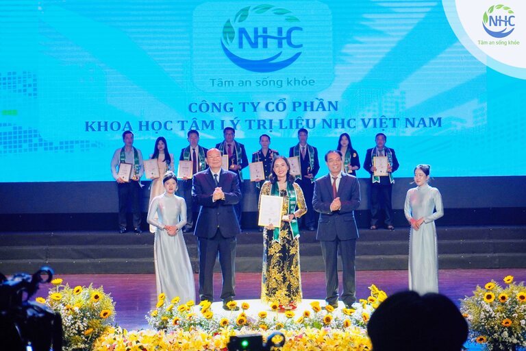 Bà Bùi Thị Hải Yến – Tổng giám đốc Công ty Cổ phần khoa học Tâm lý trị liệu NHC Việt Nam đại diện nhận giải vàng Thương hiệu số 1 Việt Nam.