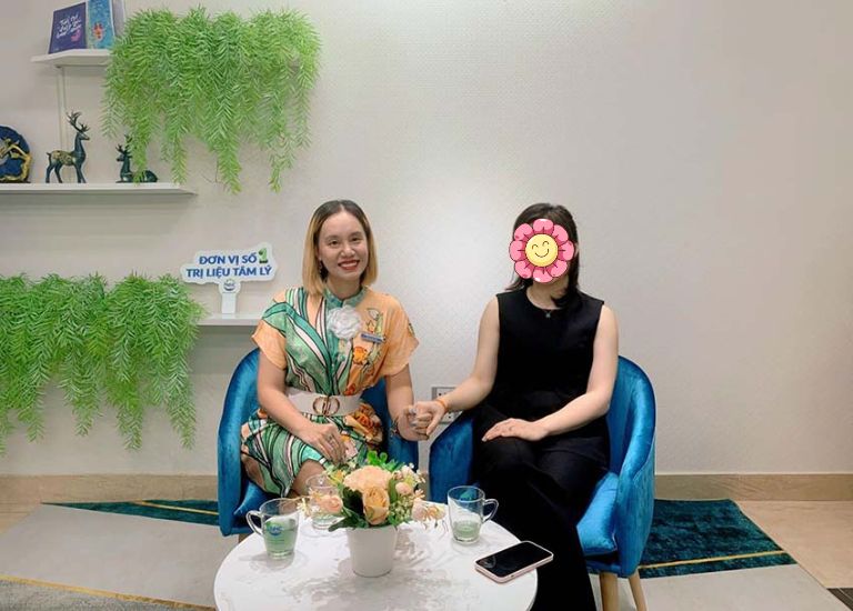 Chuyên gia tâm lý trị liệu Bùi Thị Hải Yến và bạn Lương Thùy Anh - một khách hàng từng trị liệu trầm cảm thành công tại NHC Việt Nam.