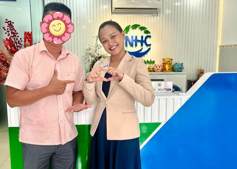 Anh Thái Anh Linh chụp hình kỷ niệm cùng chuyên gia Ngọc Trâm.