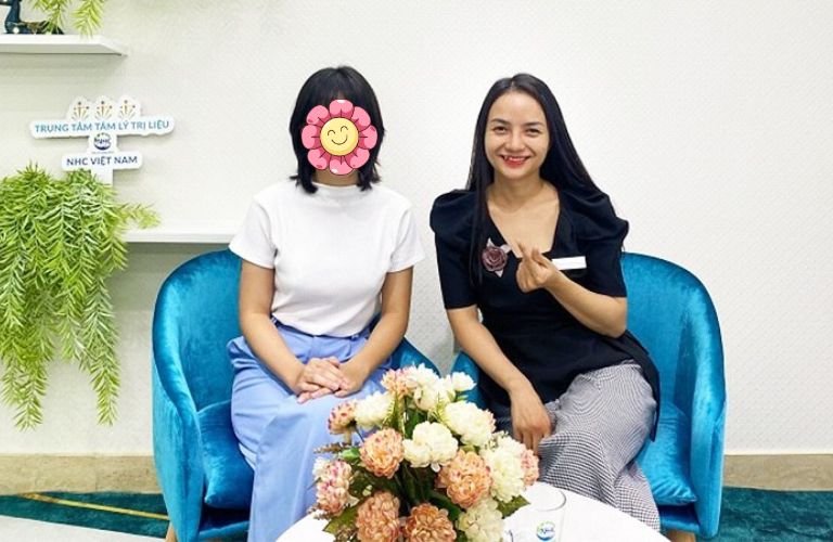 Ngọc Hân (bên trái) đã có một hành trình chữa lành sâu gốc với Chuyên gia Tâm lý trị liệu Phạm Thị Hiền (bên phải).
