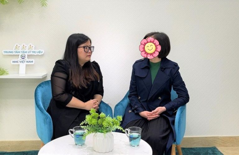 Chị Bích Lan (bên phải) đã có một hành trình chữa lành ý nghĩa với sự đồng hành cùng Chuyên gia Tâm lý trị liệu Chu Thị Thảo
